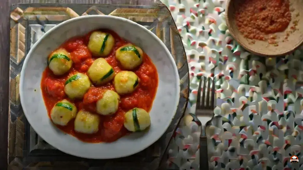 Nhoque de abobrinha saudável e sem glúten com molho de tomate