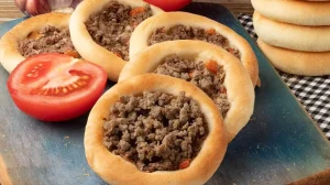 Receita de esfiha aberta: descubra o recheio perfeito agora!