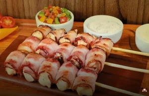 Espetinho de frango com bacon: sabor e simplicidade em casa