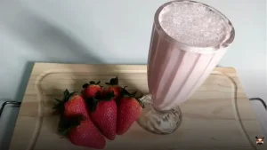 Vitamina de morango com leite em pó: refresco delicioso e fácil