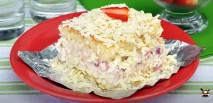 Bolo de brigadeiro branco com morango: sobremesa irresistível!