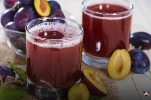 Vitamina de sene ameixa e uva passa para um dia refrescante